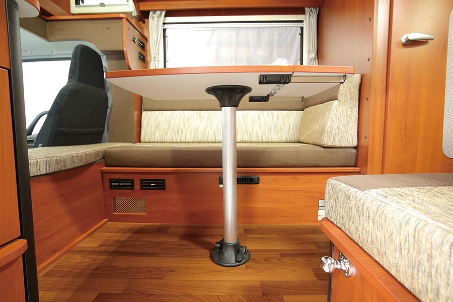 ダイネットテーブル