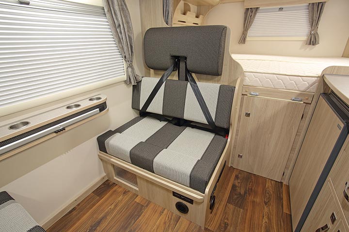 ダイネット(テーブル収納時)